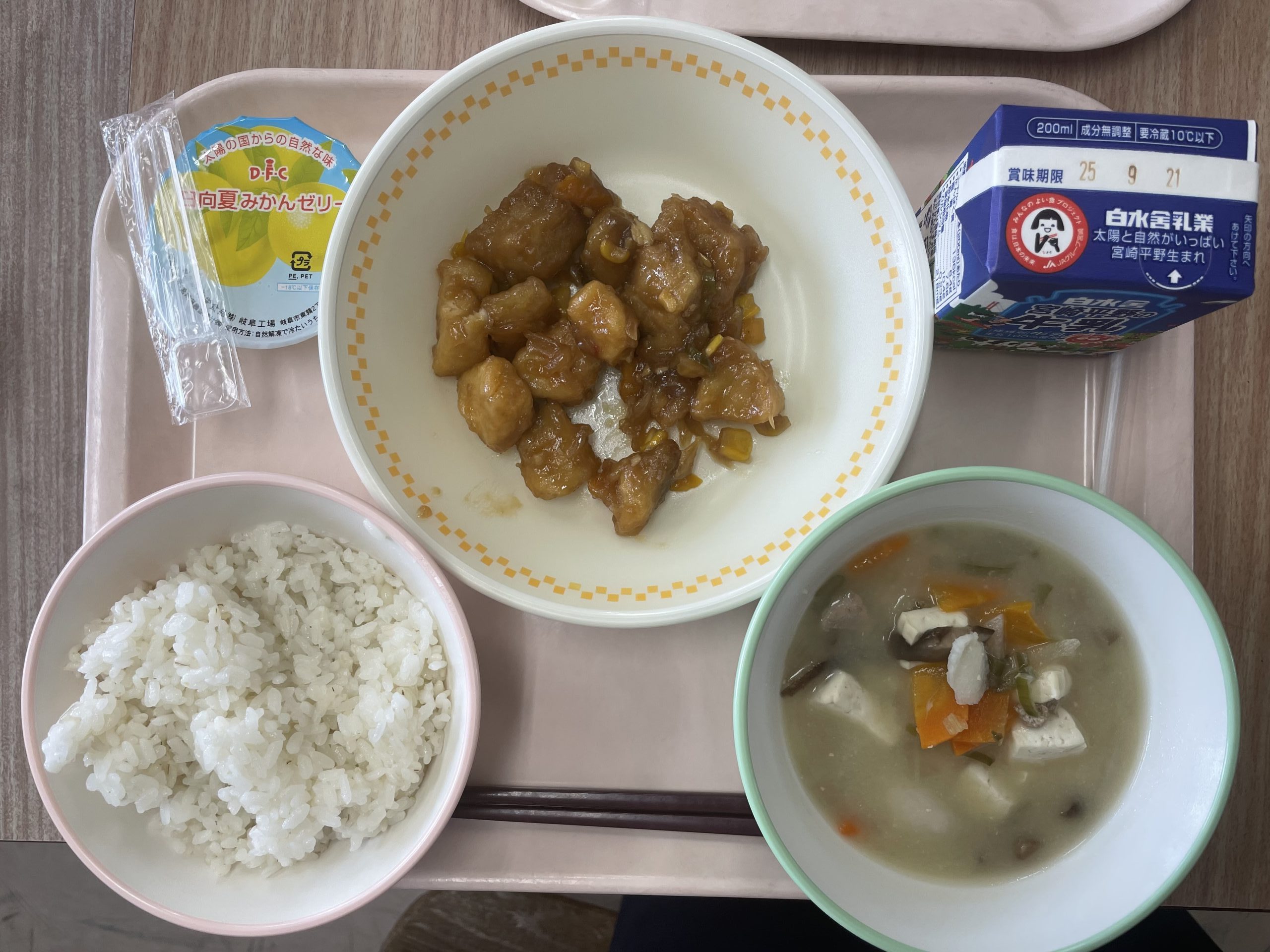 麦ごはん、みそけんちん汁、フカのピリカラフル、日向夏みかんゼリー、牛乳